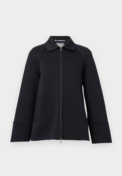 Μαύρο μπουφάν με φερμουάρ, φαρδιά μανσέτα, μυτερό γιακά και πλαϊνές τσέπες, παρουσιάζεται σε απλό ανοιχτό φόντο.