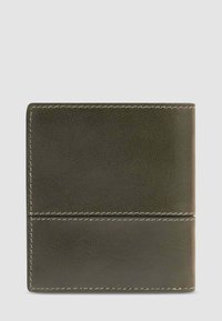 Cartera de cuero verde oscuro con costuras color crema visibles a lo largo de los bordes y en el medio, cerrada y de frente sobre un fondo liso.