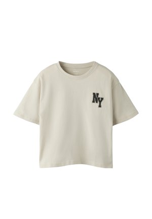 Beige T-Shirt mit kurzen Ärmeln und rundem Ausschnitt mit schwarzen "NY"-Buchstaben auf der linken Brust.