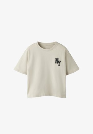 Beige T-Shirt mit kurzen Ärmeln und rundem Ausschnitt mit schwarzen "NY"-Buchstaben auf der linken Brust.