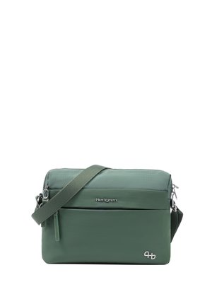 Sac bandoulière rectangulaire vert avec poche avant zippée, sangle réglable et logo de la marque Hedgren au centre avant et dans le coin inférieur droit.