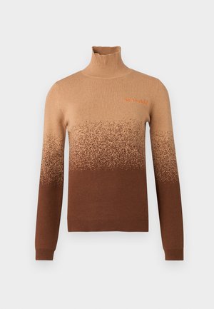 Ruskohva turtleneck, joka esittelee gradienttimuotoilua, jossa vaaleammat sävyt ylhäällä vaihtuvat tummempiin ruskeisiin helmaan. Brodeerattu yksityiskohta.