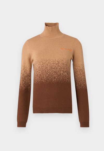 Pull en col roulé marron avec un design dégradé, présentant des teintes plus claires en haut, passant à un marron plus foncé au niveau de l'ourlet. Détail brodé.
