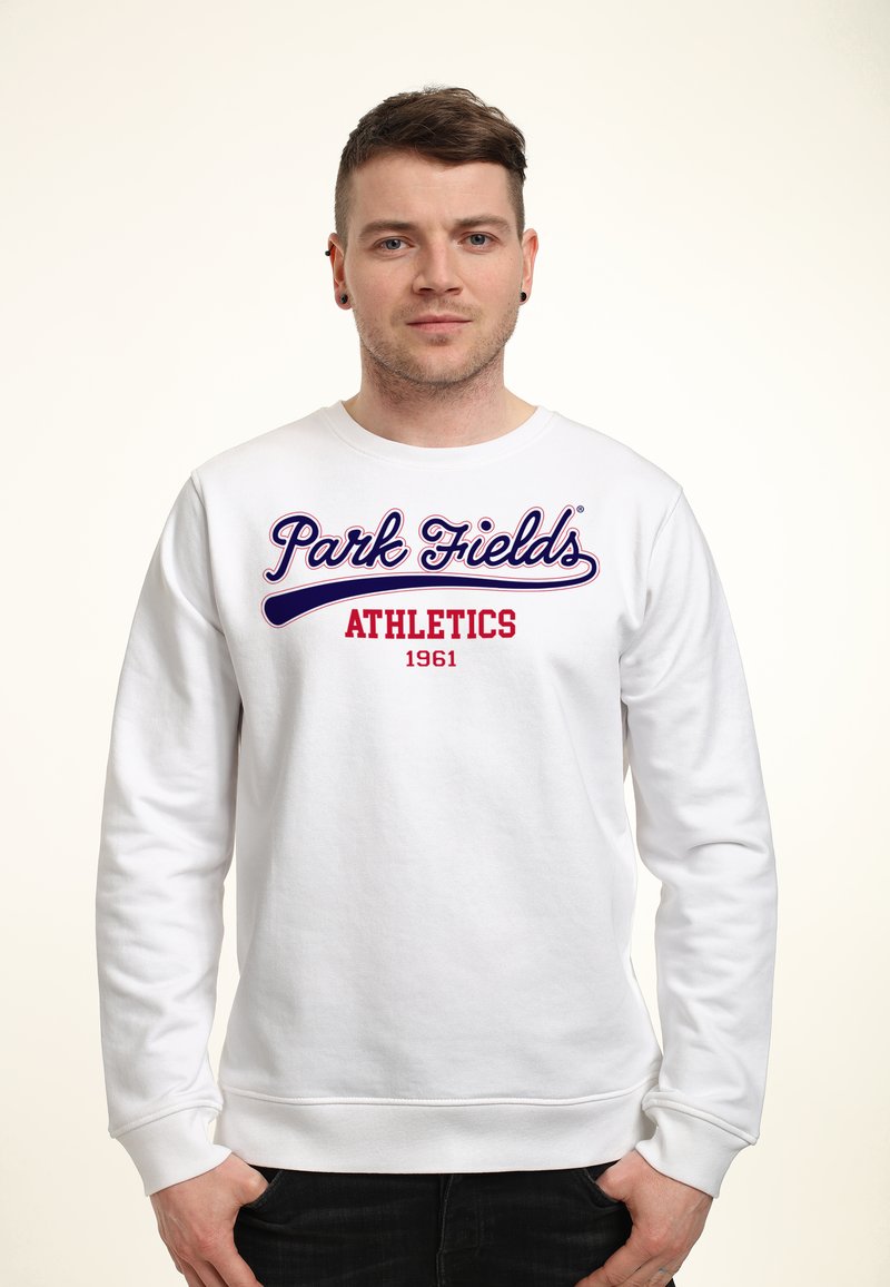 Felpa bianca con la scritta "Park Fields" in blu e il print rosso "ATHLETICS 1961". Polsini e orlo a coste con scollatura a girocollo.