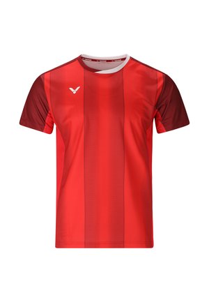 Rød sports T-shirt med korte ærmer, mørkerøde lodrette striber, bordeauxfarvede ærmer, hvid rund hals og lille hvidt logo på øverste venstre bryst.