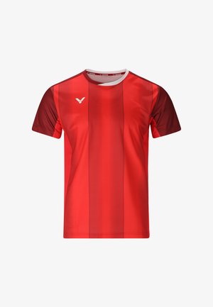 Rød sports T-shirt med korte ærmer, mørkerøde lodrette striber, bordeauxfarvede ærmer, hvid rund hals og lille hvidt logo på øverste venstre bryst.