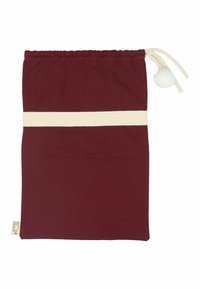 Burgundska vlečna torba iz tkanine; ima širok smetanasti trak in pompon na vlečni vrvici. Pravokotna oblika, gladka tekstura.