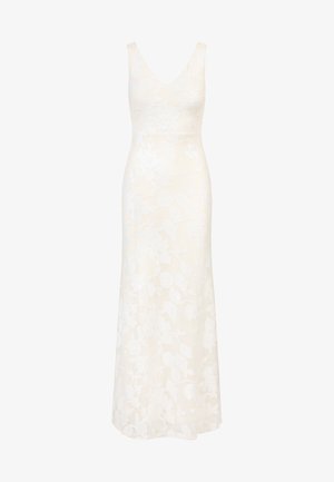 Abito lungo senza maniche in crema con sovrapposizione di pizzo floreale, scollatura a V, silhouette aderente e orlo lungo fino al pavimento, che mostra una sottile texture e design.