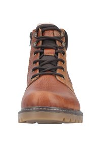 Bottines en cuir brun avec une surface texturée, des lacets noirs, des œillets en métal et une semelle en caoutchouc avec des crampons multidirectionnels.