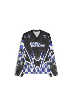 Fekete, kék és fehér hosszú ujjú mez, rajta a "FAST & FURIOUS" felirat, csillagminták a vállakon, valamint kockás és grafikus minták az ujjakon és az elején.