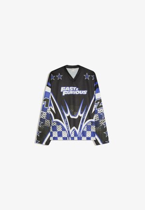 Črno, modro in belo dolg rokav dres z napisom "FAST & FURIOUS", vzorci zvezd na ramenih ter karo in grafični dizajni na rokavih in sprednji strani.