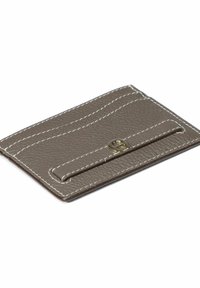 Portacarte in pelle marrone con trama, cuciture bianche, tre scomparti per carte e una fibbia metallica su una cinghia frontale.