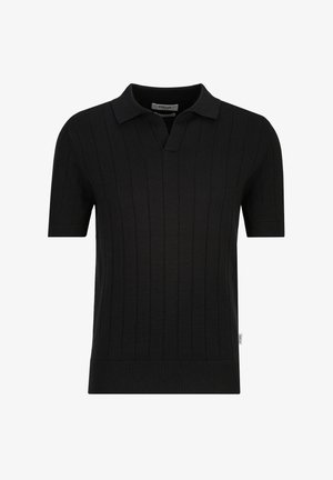 Schwarzes kurzärmeliges Strick-Poloshirt mit vertikalen Rippungen, offenem Kragen und kleinem weißen Markenzeichen an der linken Seitennaht.