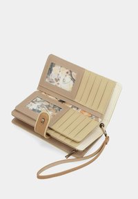 Portafoglio beige e crema con due slot per ID trasparenti, più slot per carte, una tasca piatta e una tracolla, caratterizzato da una texture in pelle liscia e hardware minimale.