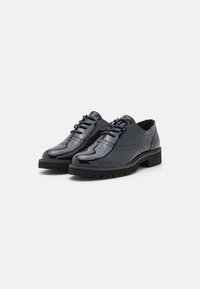 Scarpe eleganti in vernice blu navy con lacci, dettagli perforati e suola in gomma nera testurizzata per una buona aderenza.