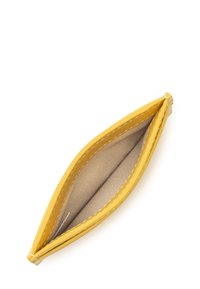 Pochette en cuir jaune avec une forme courbée, doublure intérieure beige et bordure en couture blanche.