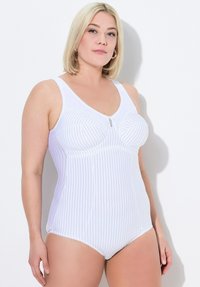 Costume da bagno intero bianco con righe verticali, scollatura a barca, spalline larghe e dettagli texturizzati sul busto con un piccolo gancio frontale.