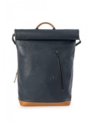 Dunkelblauer Leder-Rolltop-Rucksack mit braunem Griff und Boden, vertikalem Frontreißverschlussfach und dezent geprägt "a/u" Logo vorne.