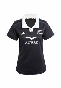 Svart rugbytröja med vit krage, som har "All Blacks"-logotypen, texten "ALTRAD" och Adidas-logotypen på framsidan. Kortsleeve, slät tyg.