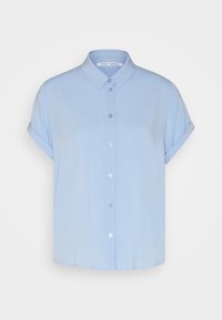 Chemise bleu clair à manches courtes avec un col à revers et une fermeture à boutons sur le devant. Tissu doux et lisse avec des poignets de manche retroussés.
