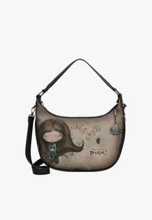 Taupe-Schultertasche mit einer Mädchen-Illustration, den Worten "Anekke" und "die Welt der Träume" sowie dekorativen Anhängern und Nähten.