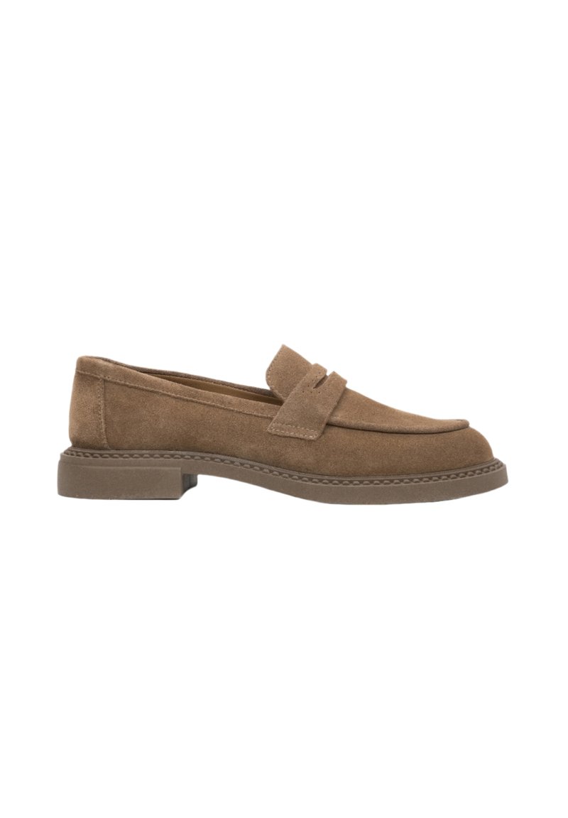 Bruine suède loafers met een lage, vierkante rubberen hak, voorzien van een gestikte rand en dubbele banden over de wreef voor detail.