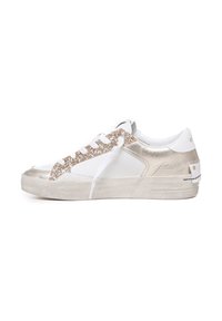 Sneaker in pelle bianca con accento metallico dorato e lacci glitterati. Suola bianca rovinata con texture minimale. Design semplice e raffinato.
