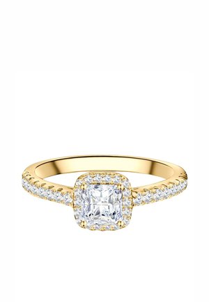 Anillo de oro con un diamante central de corte cuadrado rodeado de diamantes más pequeños, también incrustados a lo largo de la banda.