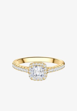 Goldener Ring mit einem quadratisch geschliffenen mittleren Diamanten, umgeben von kleineren Diamanten, die auch entlang des Rings eingebettet sind.