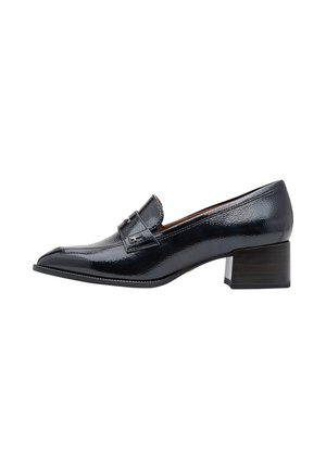 Mocassin en cuir verni noir à petit talon, bout pointu et sangle décorative à l'avant, vue de profil.