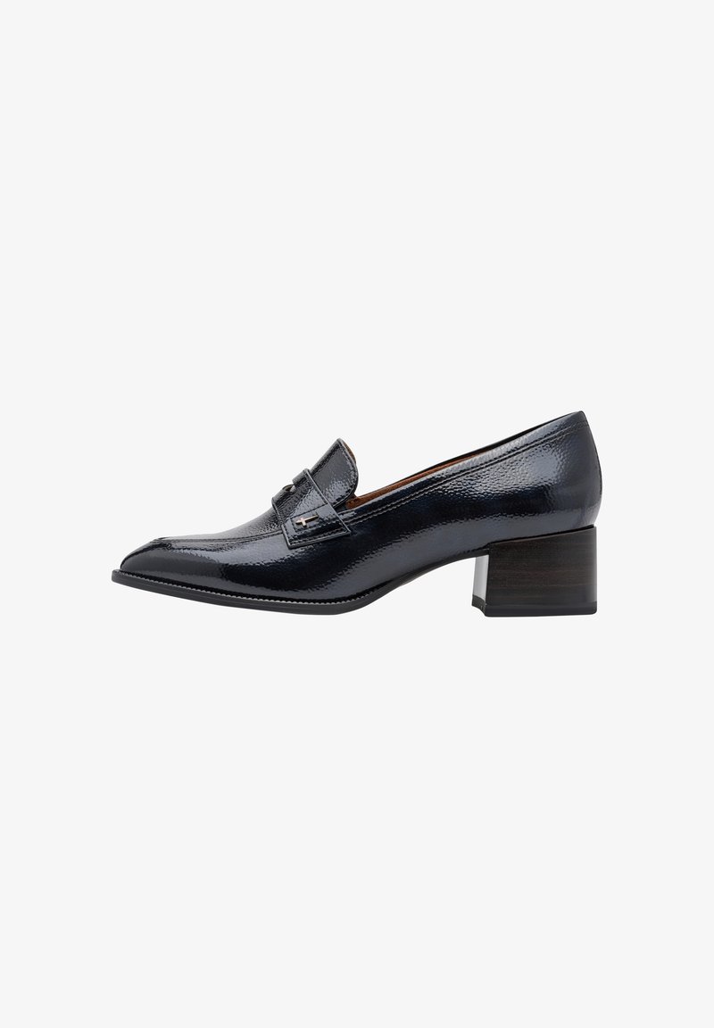 Mocassin en cuir verni noir à petit talon, bout pointu et sangle décorative à l'avant, vue de profil.
