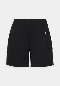 Shorts cargo noirs avec taille élastique, quatre poches à rabat, et une petite étiquette de marque en tissu sur la poche supérieure droite.