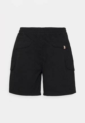 Zwarte cargoshorts met elastische tailleband, vier klepzakken en een klein stoffen merkje op de bovenste rechterzak.