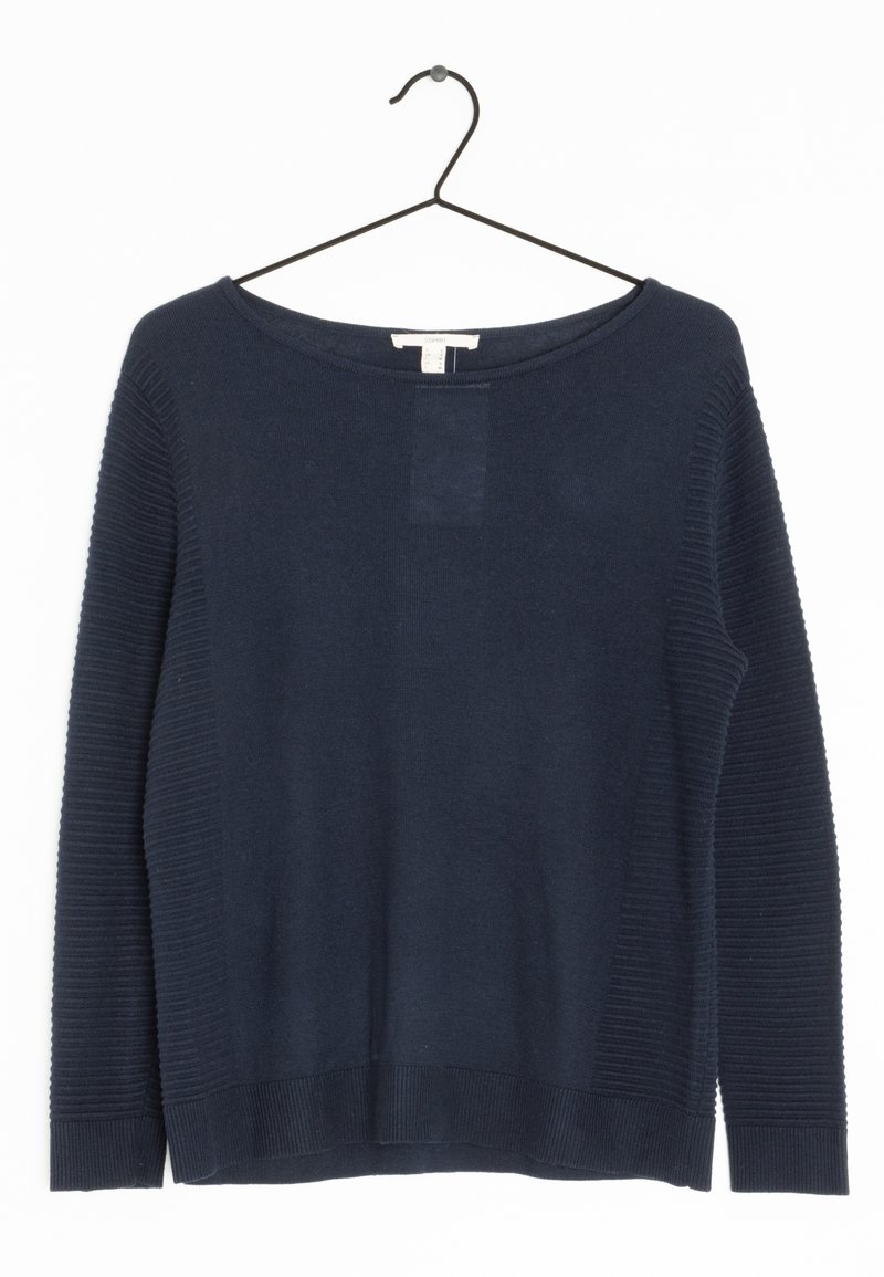 Pull bleu marine à manches longues avec des manches et un ourlet côtelés, suspendu sur un cintre en métal noir contre un fond blanc.