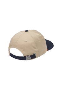 Beige baseball caps med navy brem, med justerbar stropp bak og metallbeslag. Glatt stoff med sømdetaljer.