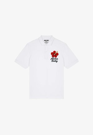 Weißes Poloshirt aus Baumwolle mit einer roten Hibiskusblüte und dem in Schwarz gestickten Text "Aloha Baby" auf der linken Brustseite.
