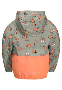 Veste coupe-vent en vert discret avec des motifs de cartoons orange, présentant une partie inférieure orange, une capuche et des poignets élastiques pour un ajustement optimal.