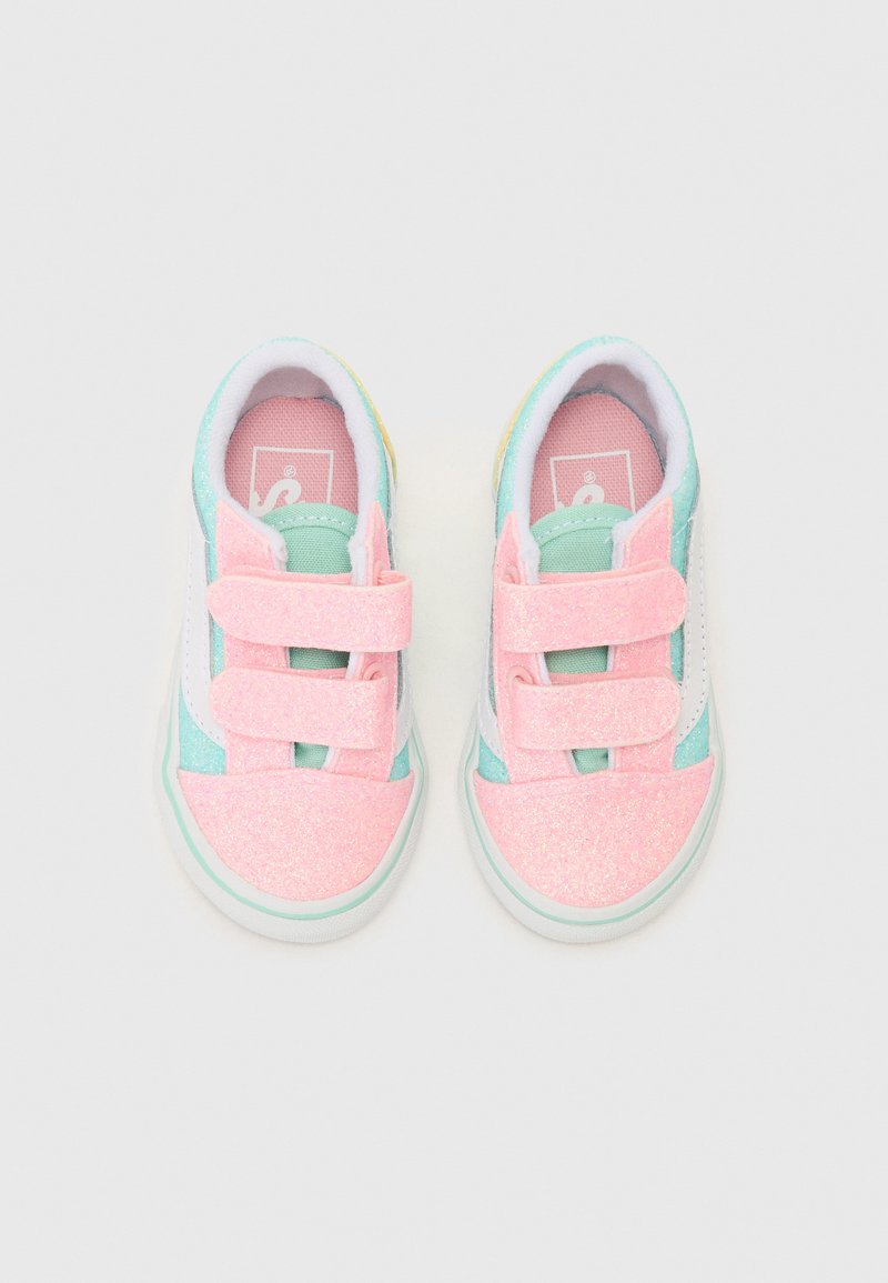 Sneaker colorati con punta e strisce glitterate rosa, lati azzurri, accenti bianchi e soletta imbottita. Presentano chiusure in Velcro.