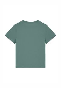 Korte mouwen, ronde hals t-shirt van gedempt groene stof. Zachte textuur, eenvoudig ontwerp, geen patronen of accenten zichtbaar op de achterkant.