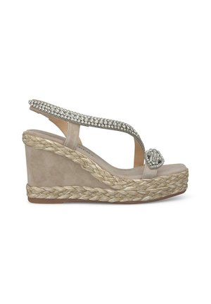 Sandalo wedge beige con suola in juta intrecciata, arricchito con strass sulla fascia e un ornamento rotondo sulla punta. Texture scamosciata.