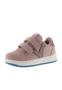 Baskets en daim et cuir rose avec des bandes velcro, bout perforé et accent violet sur le talon. Semelle blanche avec semelle en caoutchouc bleue.