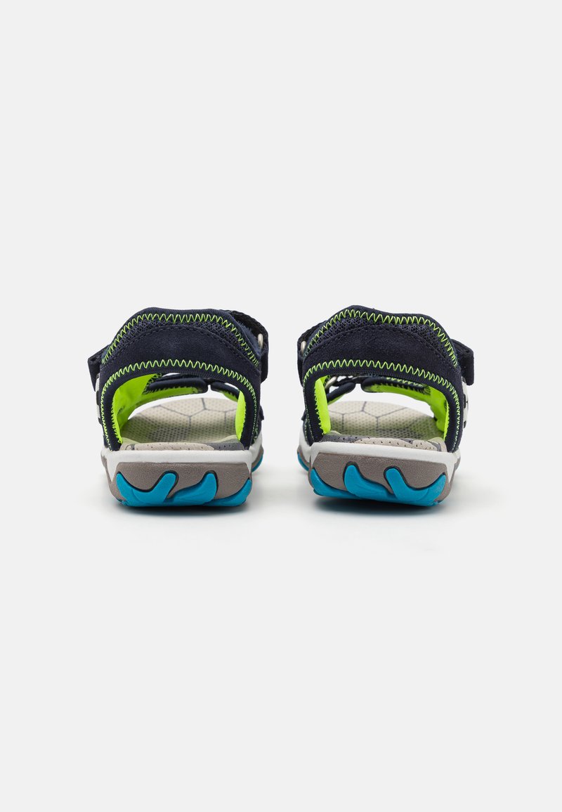 Kindersandalen mit einem navyblauen Obermaterial, grünen Akzenten und grauer Sohle. Sie verfügen über verstellbare Riemen und eine strukturierte Gummisohle.