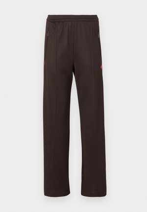 Pantalon de sport noir avec une poche zippée, une ceinture élastique et un petit logo rouge sur le côté. Confectionné en tissu lisse et extensible.