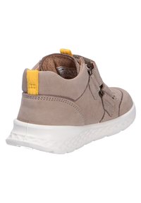 Šedé semišové kotníkové boty s pásky na suchý zip a žlutým poutkem. Bílo-texturovaná podrážka s prošíváním na horní části designu.