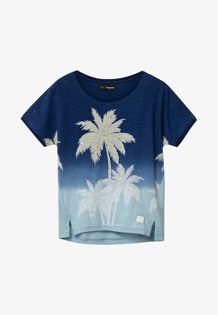 T-shirt à manches courtes et col rond en dégradé de bleu marine et bleu clair ; orné d'imprimés de palmiers blancs et d'une petite étiquette de marque à l'ourlet.