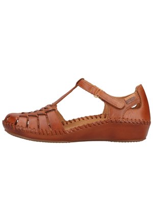 Sandale en cuir marron à bout fermé, bride en T, détails cousus, semelle compensée basse et fermeture à boucle réglable.