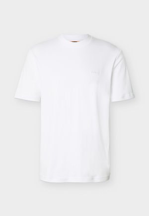 Egyszerű fehér, rövid ujjú, kerek nyakú póló finoman dombornyomott "BOSS" logóval a bal mellrészen.