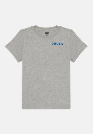 Pilka medvilninė marškinėliai su trumpomis rankovėmis. Priekyje, kairėje krūtinės pusėje, užrašytas mėlynas "Levi's" logotipas.
