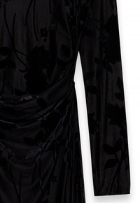 Melnas samta kleita ar garām piedurknēm, kurai ir ziedu raksts nedaudz tumšākā tonī. Audumam ir gluda, maiga tekstūra.