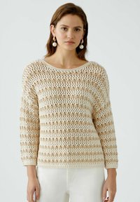 Beige und creme gestreifter Strickpullover mit einer lockeren Passform, featuring einem weiten Ausschnitt und strukturiertem offenem Gewebe. Lange Ärmel, gerippter Saum.